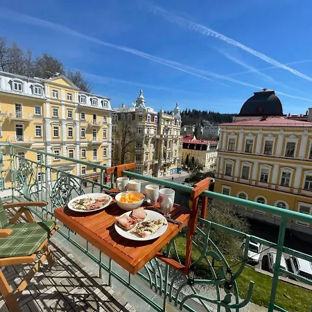 2 Balconies Above Colonnade Apartamento *