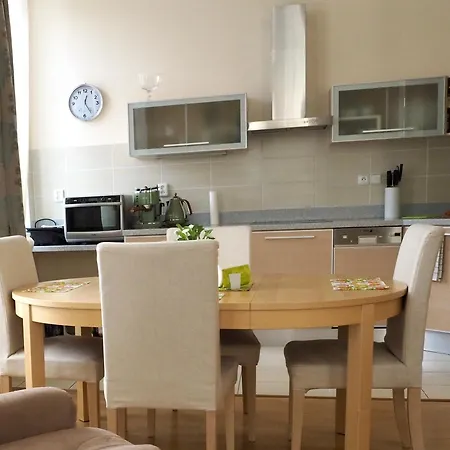 Balconies Above Colonnade Appartement *