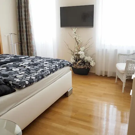 Appartement Balconies Above Colonnade *