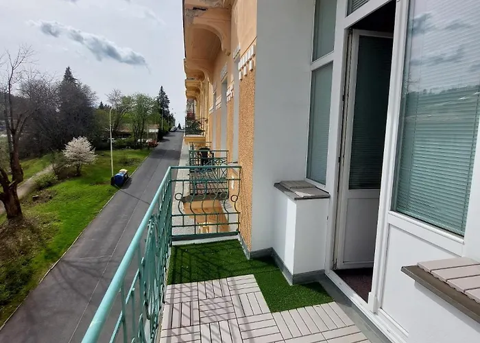 Balconies Above Colonnade Lägenhet